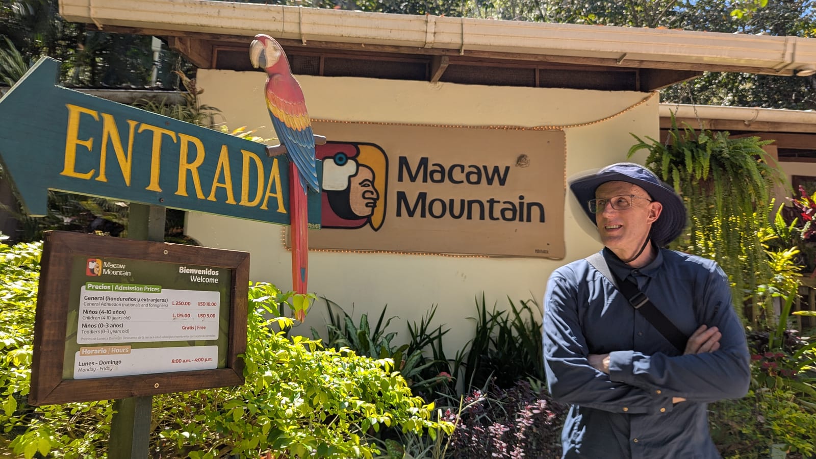 Entrance sign at Macaw Mountain bird park