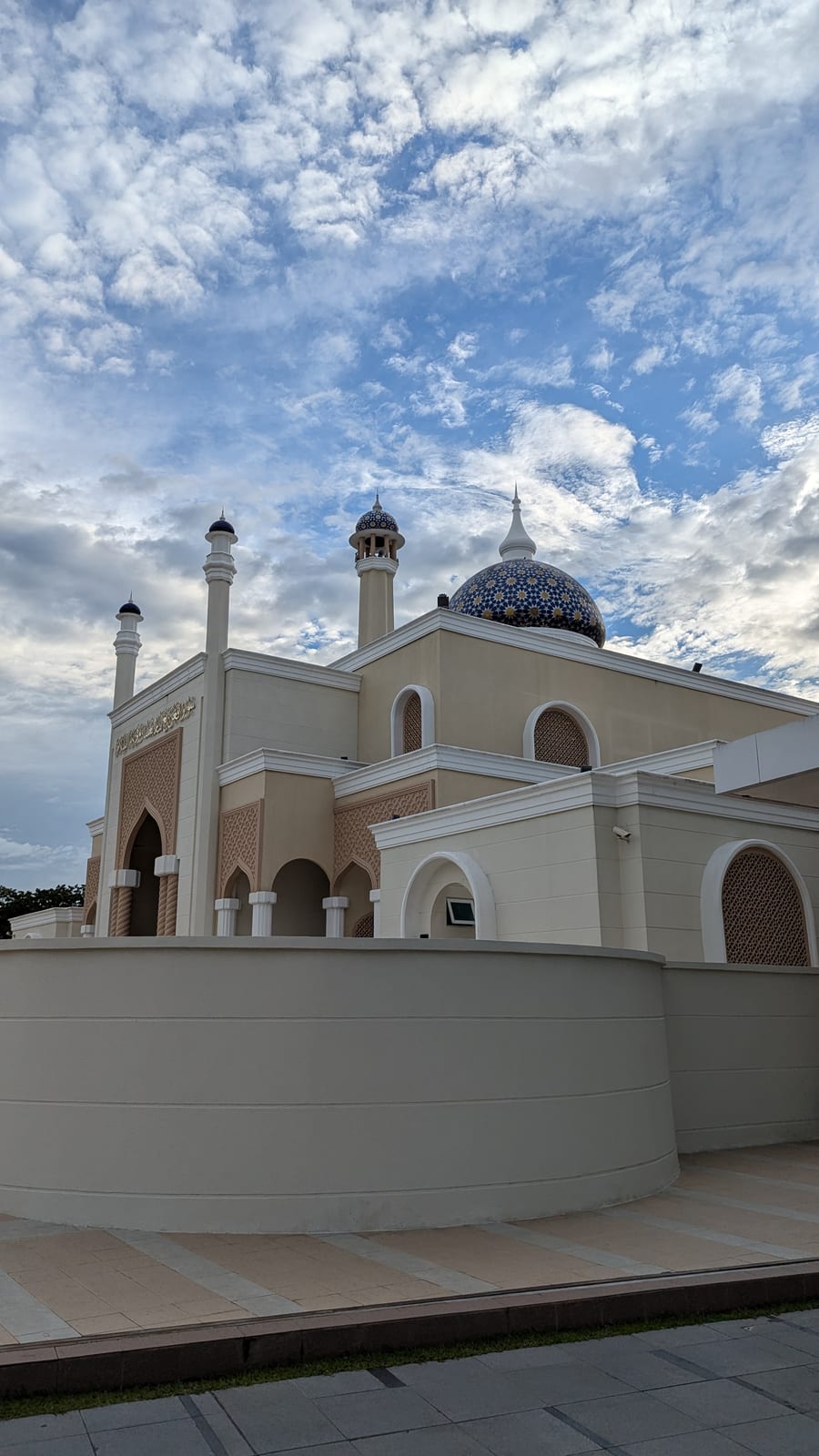 Jame'Asr Hassanil Bolkiah Mosque under blue sky