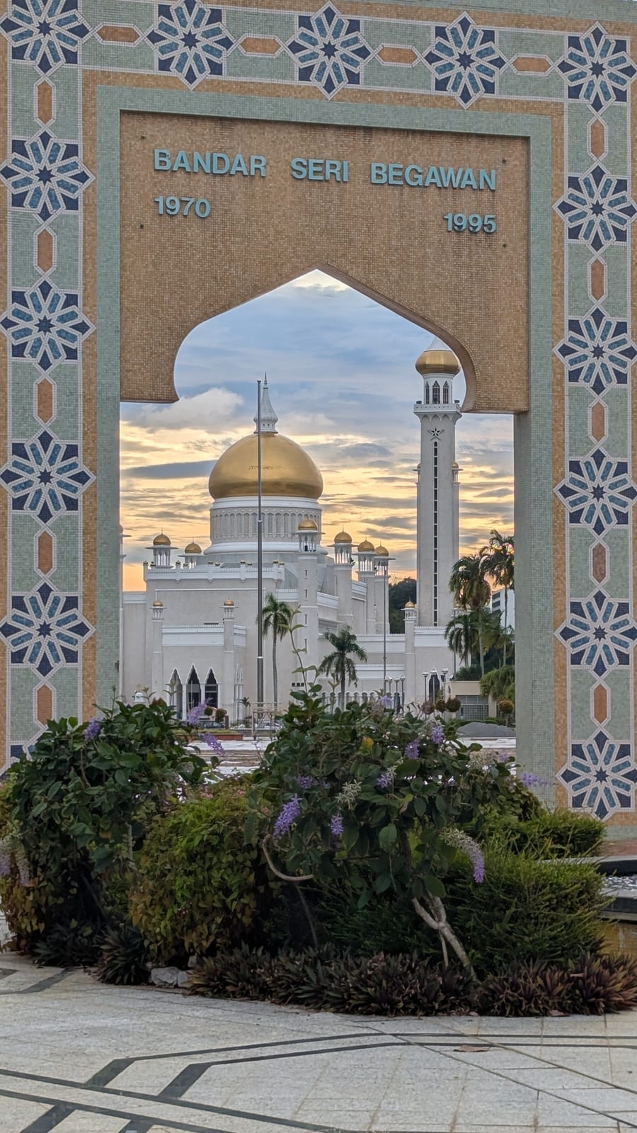Sultan Omar Ali Saifuddien Mosque framed through a decorative archway